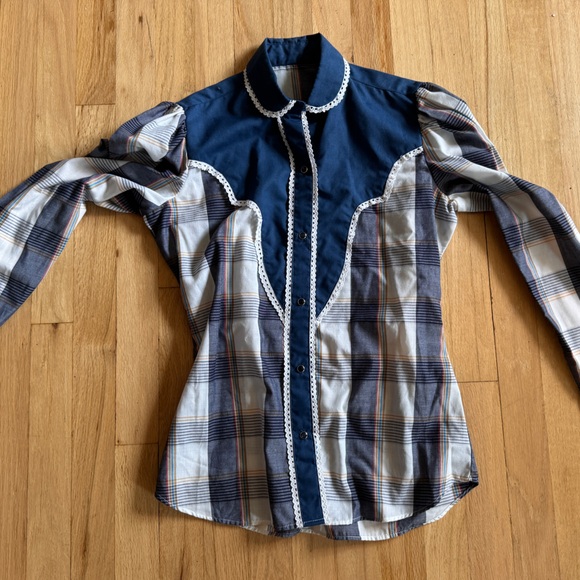 Vintage women’s western pearl snap long-sleeve button-down shirt - Picture 4 of 4